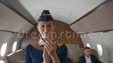 女乘务员为私人商务飞机舱内的镜头鼓掌